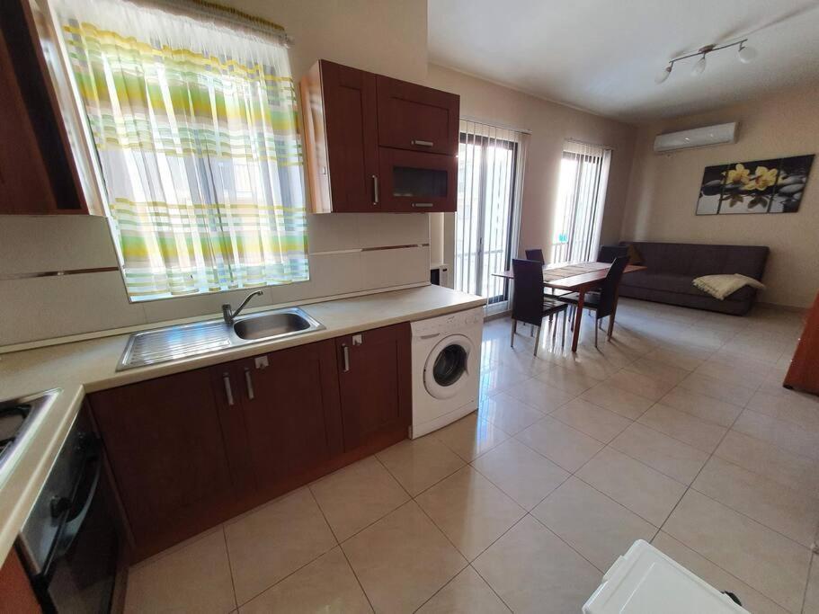 Sea Views Apartment-Wifi-Sleep 5 Marsaskala Luaran gambar
